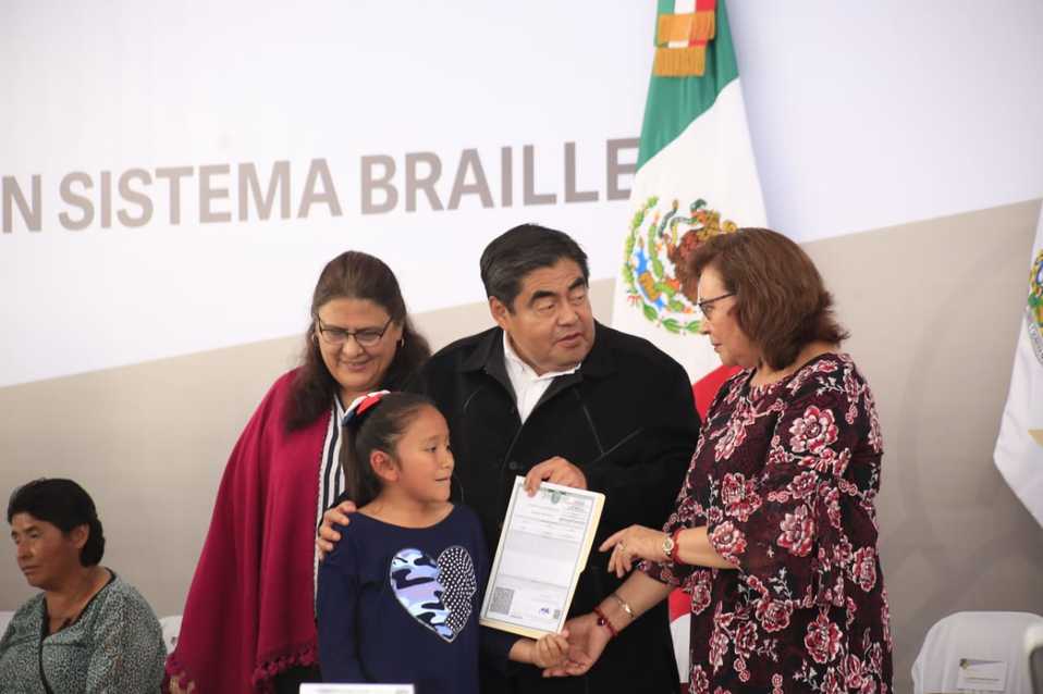 Miguel Barbosa y su esposa, Rosario Orozco, durante la entrega simbólica de actas de nacimiento en sistema braile. (Andrés Lobato)