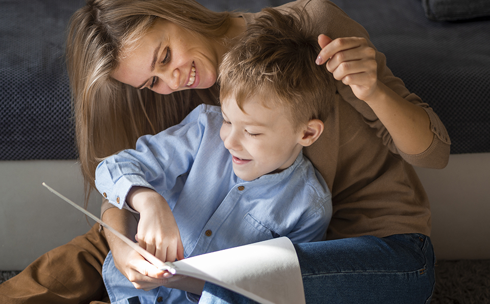 Padres de familia pueden repasar con los niños actividades como lectura, dictados y operaciones básicas de matemáticas. (Cortesía Freepik)