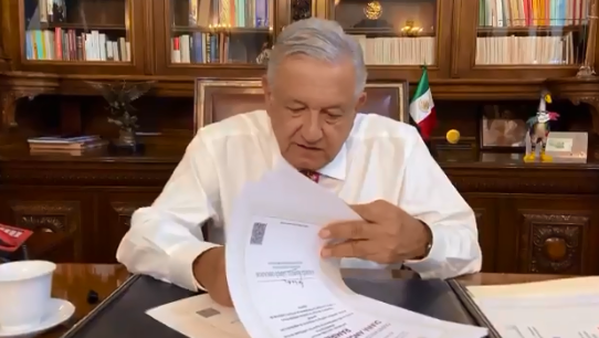 El presidente Andrés Manuel López Obrador firma certificados.