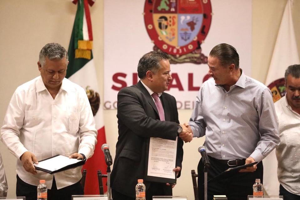 Santiago Nieto felicitó a Quirino Ordaz por el convenio. (Fanny Martínez)