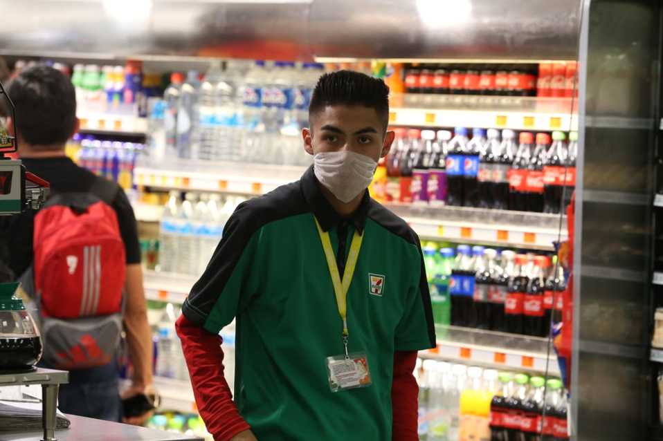 En tiendas del AICM los vendedores deben usar cubrebocas ante la propagación del coronavirus. (Octavio Hoyos)