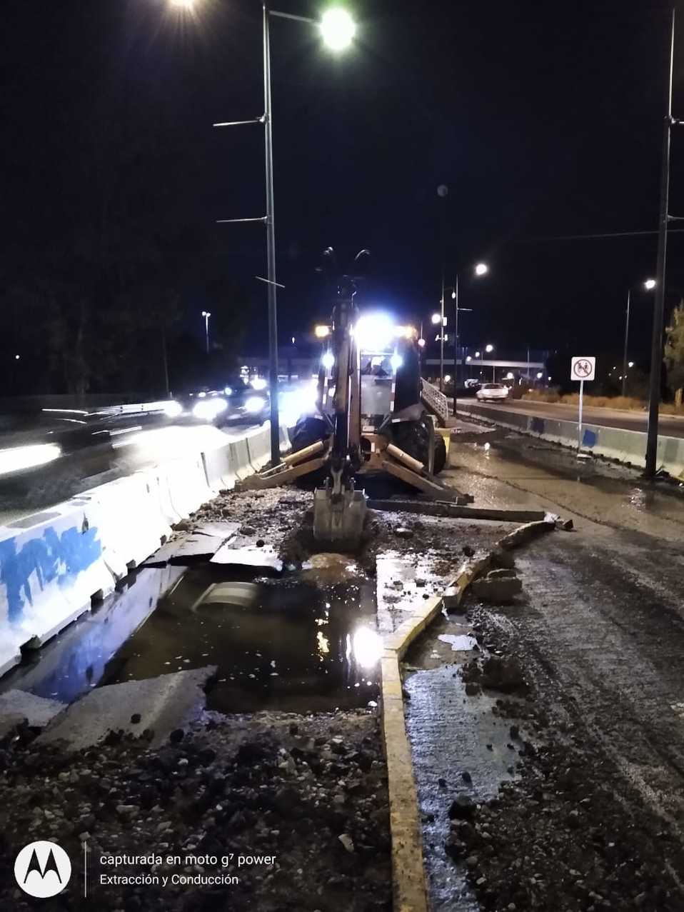 Trabajos de reparación de una fuga de agua potable. (Especial)
