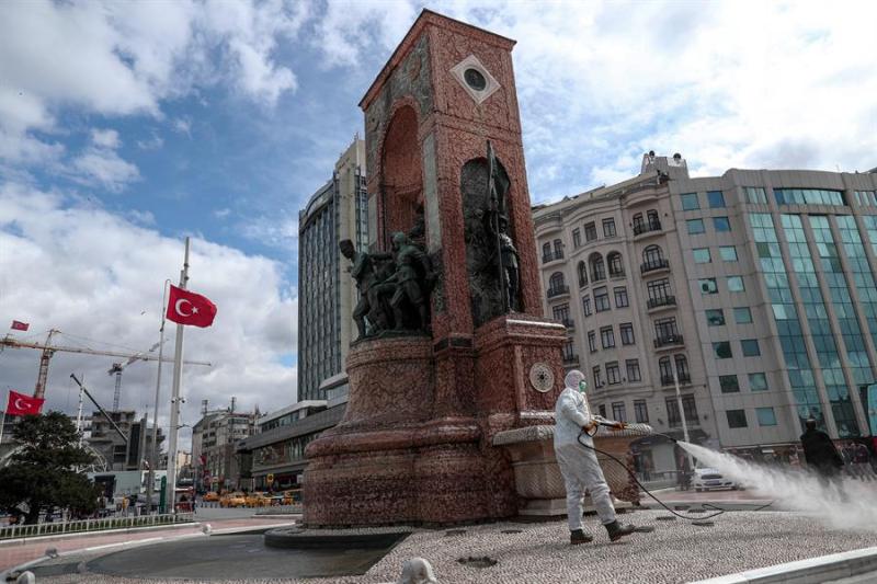 Turquía se une así a varios países que cierran sus fronteras para mitigar el contagio del virus. (EFE)