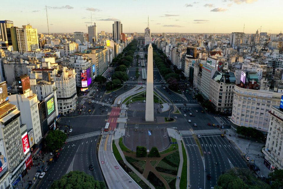 La Avenida 9 de Julio y el Obelisco de Buenos Aires, Argentina, sin ciudadanos por Covid-19. (AP)
