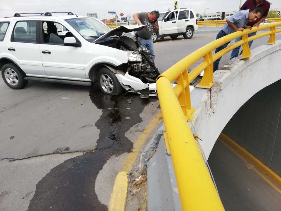 La conductora identificada como Sandra de 25 años, resultó lesionada. (Jorge Maldonado)