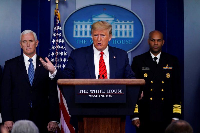 Donald Trump destacó que demócratas y republicanos trabajan juntos contra la epidemia. (AFP)