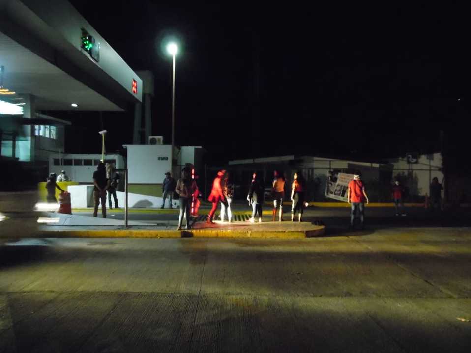 Los estudiantes lograron pasar por la caseta que era vigilada por elementos de la Guardia Nacional. (Óscar Rodríguez)