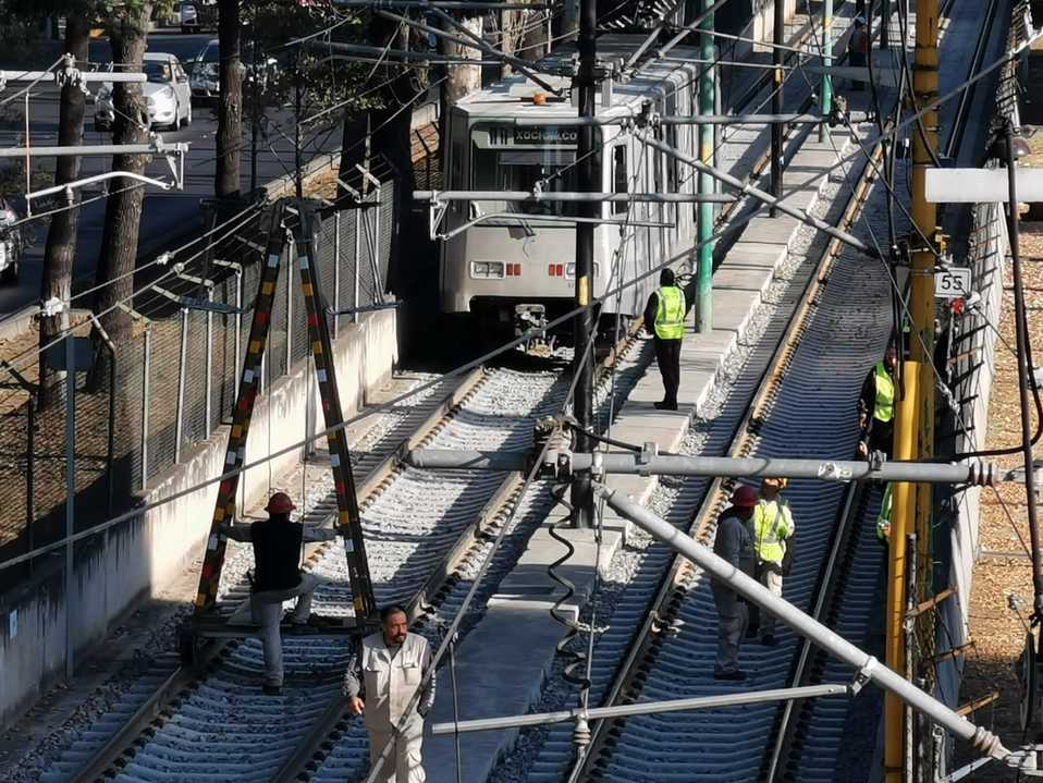 Falla eléctrica 'para' Tren Ligero. (César Velázquez)