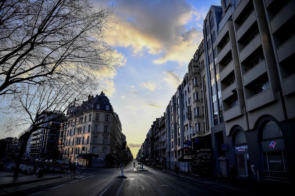 Francia. Una calle luce desierta en la ciudad de París debido al coronavirus. (AFP)