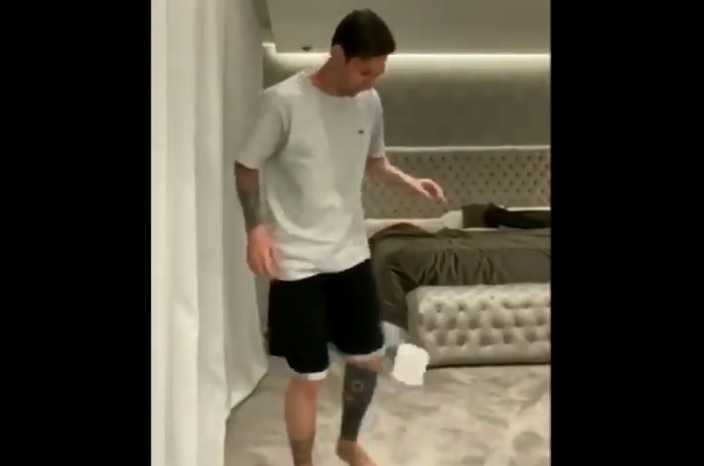 Messi realiza el 10 toques challenge (Twitter: FC Barcelona)