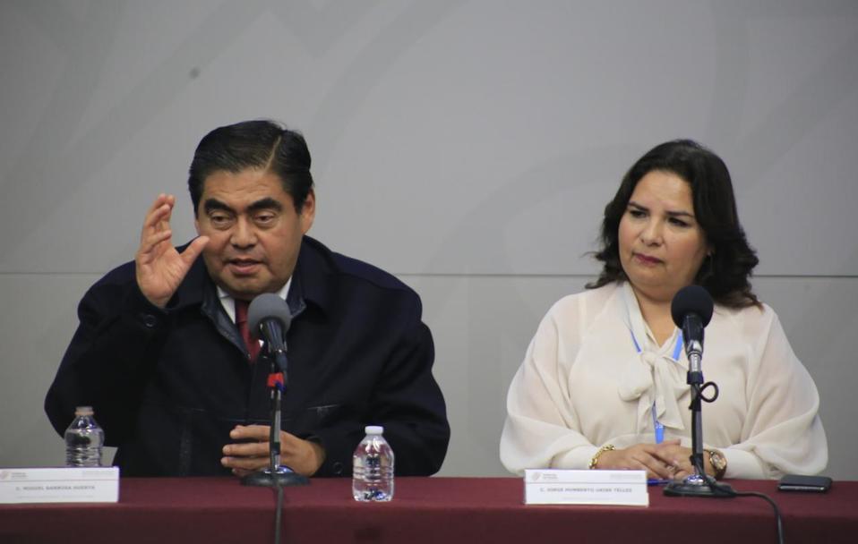 Miguel Barbosa y Beatriz Manriwue, secretaria de Medio Ambiente, Desarrollo Sustentable y Ordenamiento Terotorial. (Andrés Lobato)