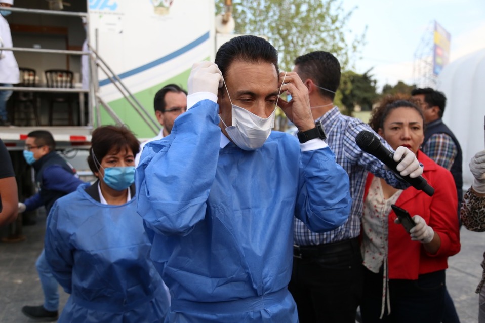 Omar Fayad, gobernador de Hidalgo, durante la puesta en operación del hospital inflable. (Jorge Sánchez)