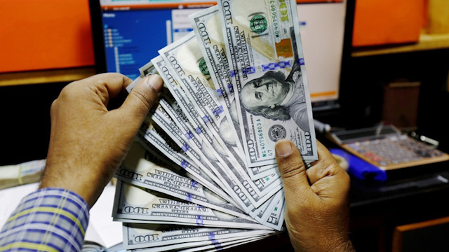 Peso profundiza su caída; dólar alcanza máximo histórico de $24.64