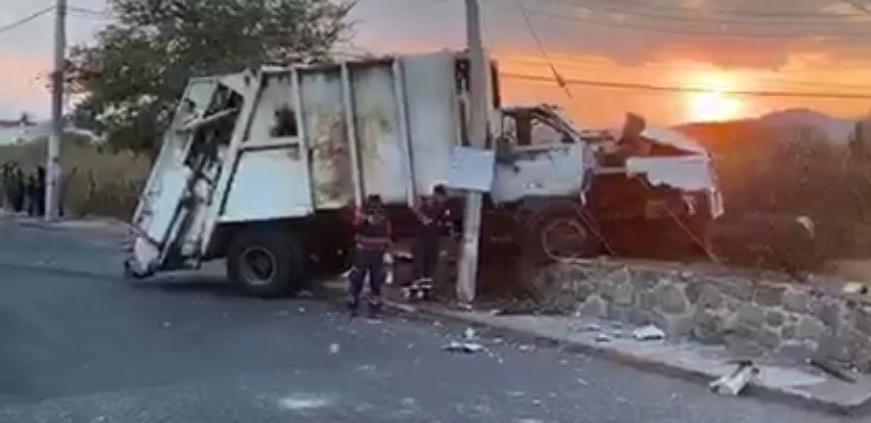 Los reos usaron un camión de basura para salir del penal de Atlacholoaya.