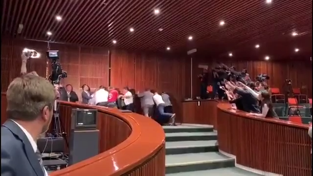 Trabajadores de San Lázaro irrumpen sesión; piden 'frenar' iniciativa del PT