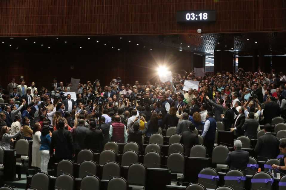 Trabajadores sindicalizados de la Cámara de Diputados irrumpen el Pleno de sesiones. (Jesús Quintanar)