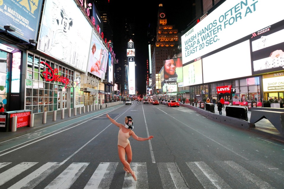 Estados Unidos. La bailarina de ballet Ashlee Montague usa una máscara de gas mientras baila en Times Square. (Reuters)