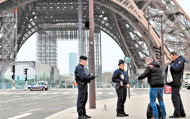 Vigilancia policiaca en pleno centro de París. (Ludovic Marín/AFP)