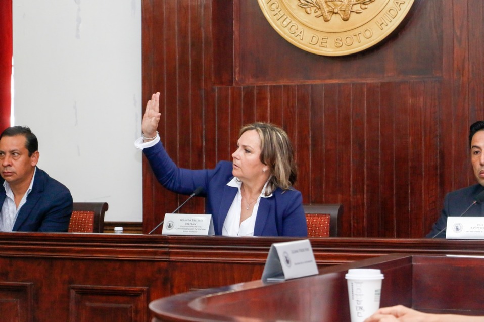 Yolanda Tellería, presidenta municipal de Pachuca, durante la sesión de cabildo. (Cortesía)