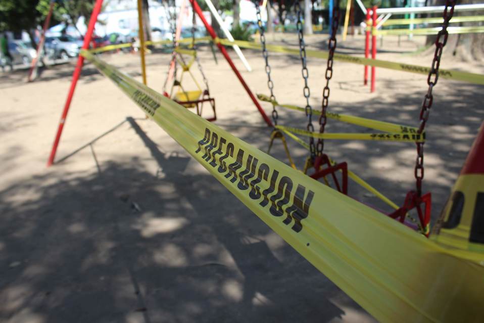 Acordonan áreas de juegos infantiles de Parque Hidalgo por Covid-19. Foto: Daniela Béjar.