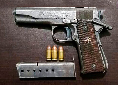 Arma confiscada durante la detención. (Cortesía)