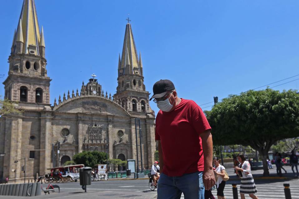 El arzobispo y cardenal Robles Ortega instruyó a los sacerdotes a ofrecer los servicios religiosos mediante redes sociales por Covid-19 (Fernando Carr