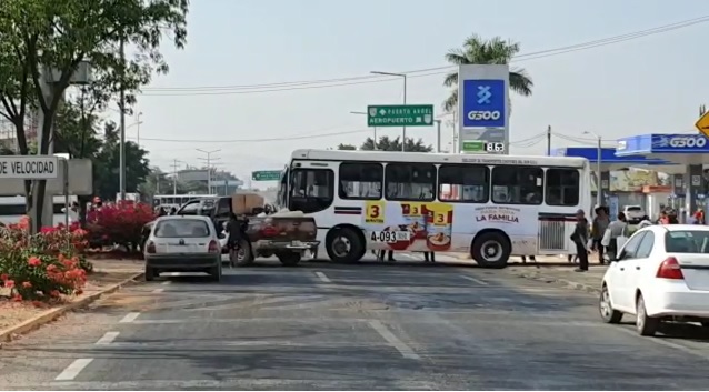 Al menos dos autobuses se cruzaron contra el tránsito para frenar el acceso. (Foto: Óscar Rodríguez)