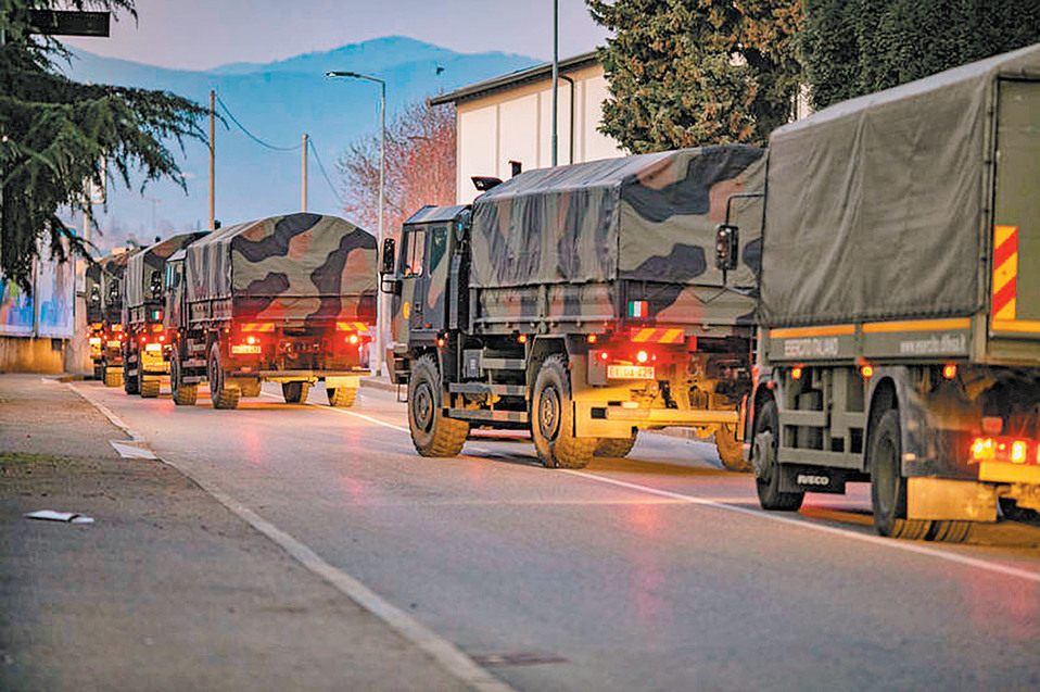 Camiones militares transportan decenas de fallecidos para cremarlos en otras regiones. (Reuters)