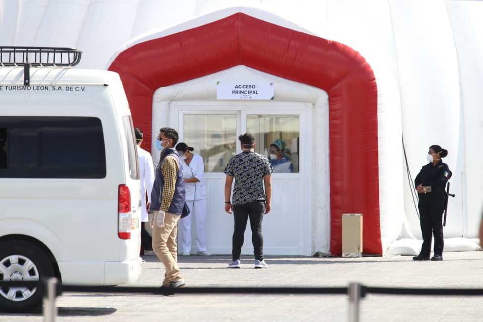 Estudiantes llegan a Hospital Inflable. (Jorge Sánchez)
