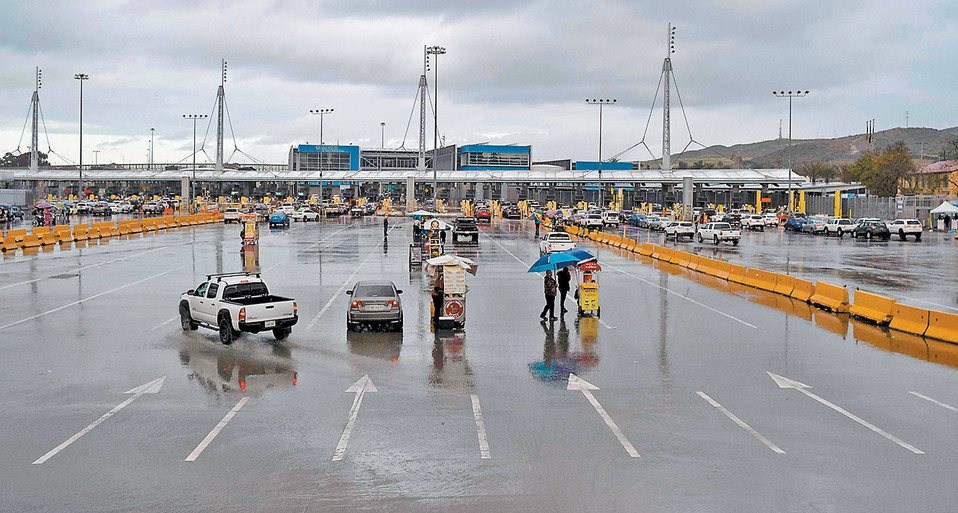 La garita Tijuana-San Ysidro amaneció ayer con muy poca presencia de automóviles y transeúntes. (Guillermo Arias/AFP)