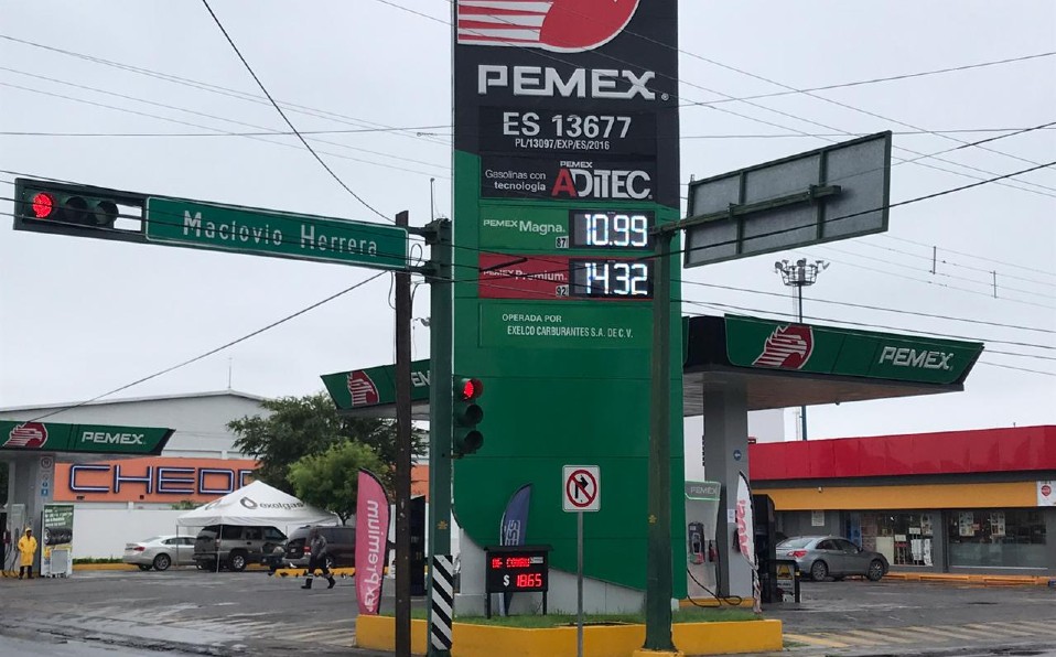 Gasolina baja su precio a 10.99 pesos en Nuevo Laredo (Foto/Ricardo Hernández).