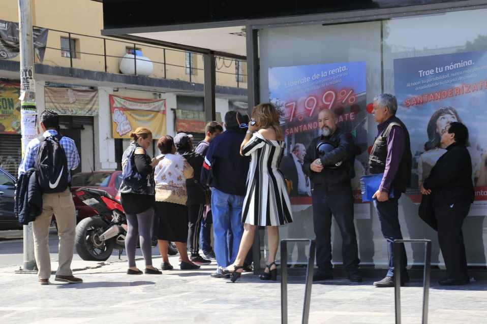 La gente tuvo que esperar más de 30 minutos afuera de los bancos. (Andrés Lobato)