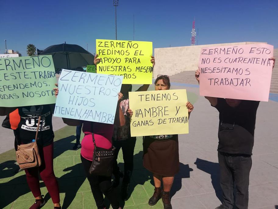 Manifestantes en la Plaza Mayor de Torreón. (Luis López)