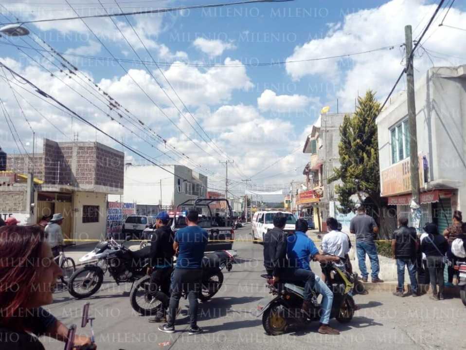 Los paramédicos cubrieron con una sábana el cadáver, el cual es resguardado por policías municipales. (Especial)