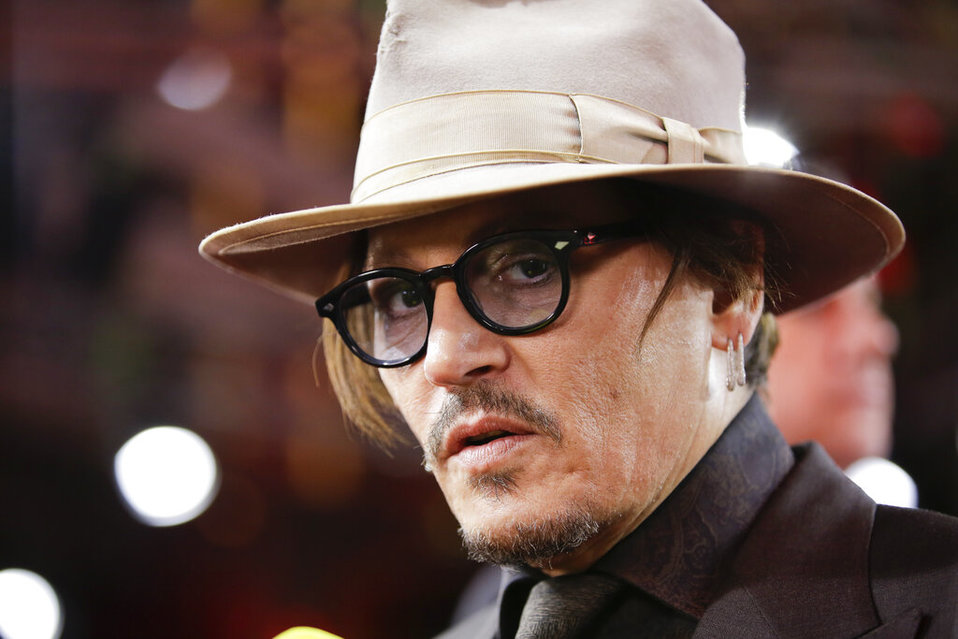 Por restricciones de viaje, retrasan juicio de Johnny Depp contra periódico  (AP).