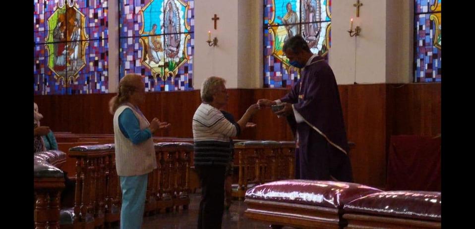 El sacerdote aplicó gel antibacterial a los personas. (Silvia Arellano)