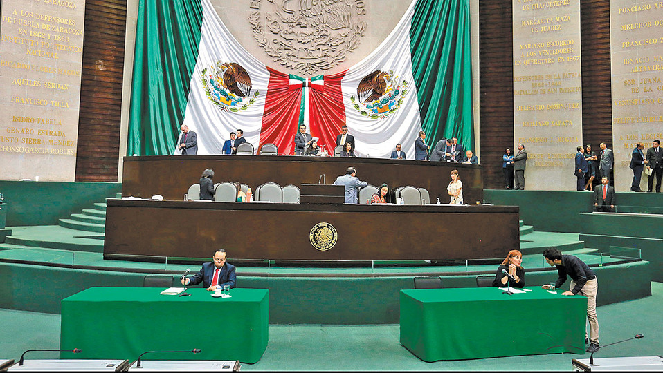 La sesión en el salón de plenos del Palacio Legislativo, al que no acudieron los partidos opositores. (Jesús Quintanar)