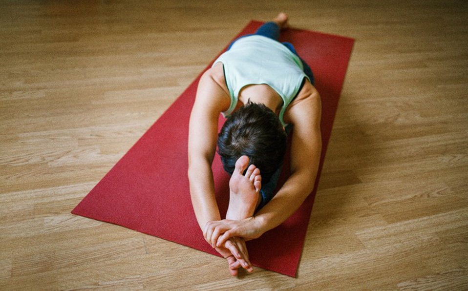 Hacer yoga, meditar o bien ejercicios para estirar los músculos son algunas de las opciones que pueden hacer jóvenes en casa. (Cortesía PxHere)