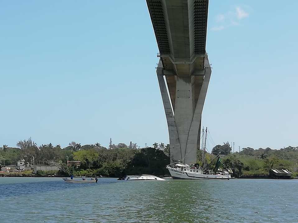 Barco camaronero se hunde en el Río Pánuco
