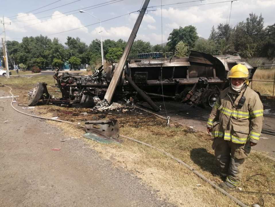 De acuerdo a Bomberos de Tlajomulco el conductor de la pipa no se localizó en el lugar. (Cortesía)