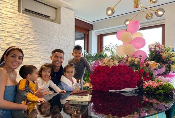 Cristiano Ronaldo junto a Georgina Rodríguez y sus hijos (Instagram @cristiano)