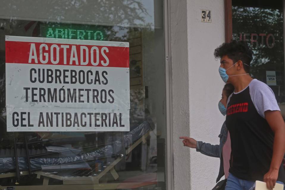 En Guadalajara, los cubrebocas y el gel antibacterial son muy demandados ante coronavirus (Fernando Carranza)