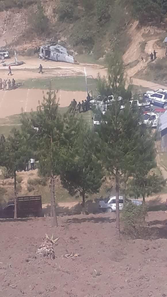 El helicóptero se desplomó cerca de varias patrullas de la Policía Estatal. (Isabel Zamudio)