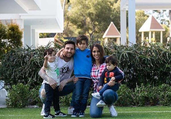 Lionel Messi, Antonela Roccuzzo y sus hijo, Mateo, Thiago y Ciro (Instagram @antonelaroccuzzo)