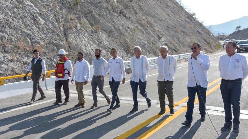 El presidente Andrés Manuel López Obrador supervisa carretera en Oaxaca. (Cortesía)