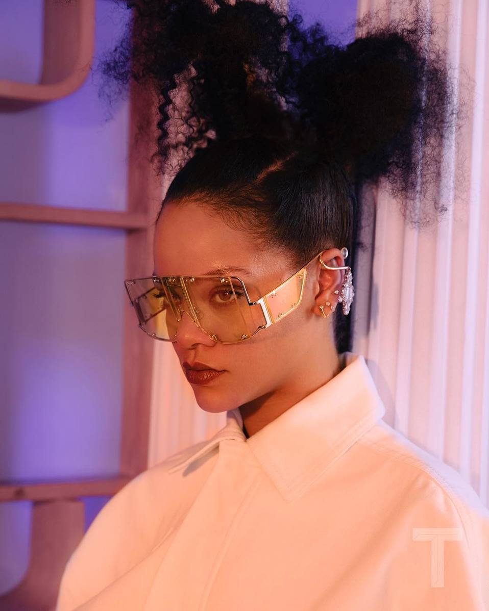 Rihanna (Instagram @badgalriri)