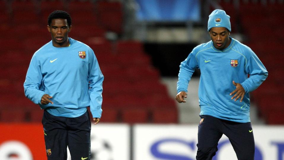 Samuel Eto'o y Ronaldinho durante su paso por el Barcelona (Reuters)