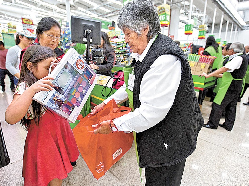 Adultos mayores en un supermercado de la CdMx. (Jesús Quintanar)