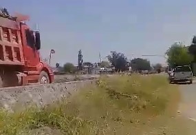 Afectados refieren que los camiones de volteo terminan tirando el lodo a una distancia corta de sus casas. (Cortesía)