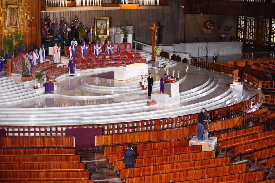 La Basílica de México no tuvo feligreses en la misa dominical de hoy por las medidas de prevención contra el Covid-19. (Nelly Salas)